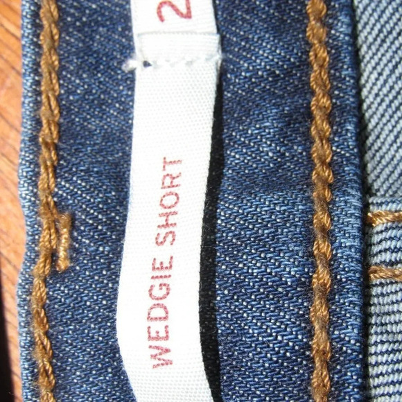 LEVI's Wedgie Short Cuffed Medium Wash Button Front Jean Shorts Size 26 - Picture 4 of 4